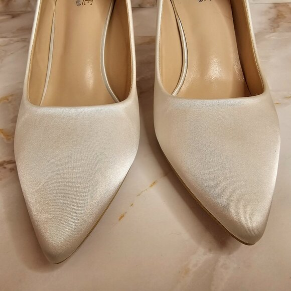LUXE Especially Yours Ivory Bejeweled Bow Heels, Size 11 - Picture 6 of 8